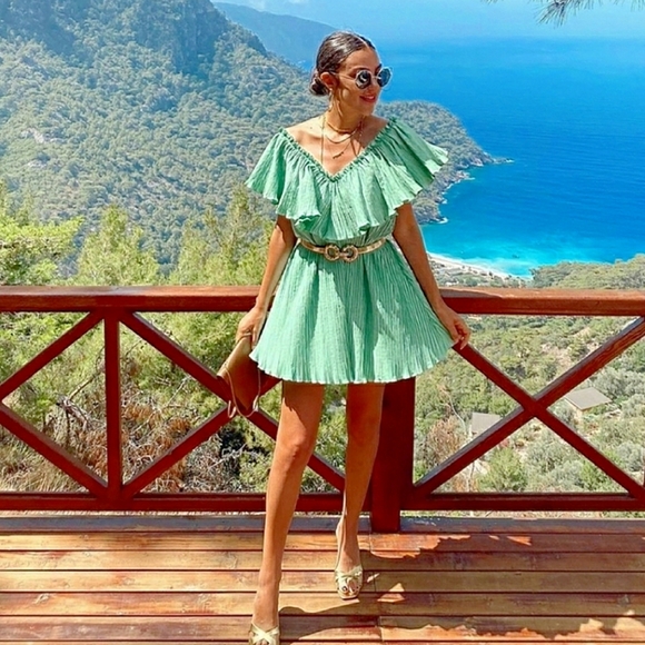 Zara | Dresses | Zara Voluminous Pleated Green Dress Blogger Favorite | Poshmark Zara | Dresses | Zara Voluminous Pleated Green Dress Blogger Favorite | Poshmark